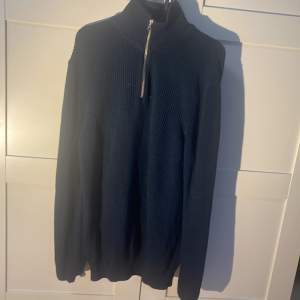 Säljer denna quarter ziper från Zara i storlek M för 250kr. Originalpriset är runt 600kr. Köpte den för runt 1 år sen, men har bara använts  i fåtal tillfällen . Har inga defekter och är bra i storleken.