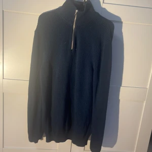 Zara quarter zip - Säljer denna quarter ziper från Zara i storlek M för 250kr. Originalpriset är runt 600kr. Köpte den för runt 1 år sen, men har bara använts  i fåtal tillfällen . Har inga defekter och är bra i storleken.
