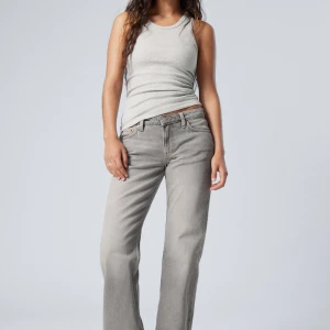 Grå jeans från weekday -  Ett par gråa jeans Från Weekday. Som Är använda fåtal gånger, de har bra skick. 