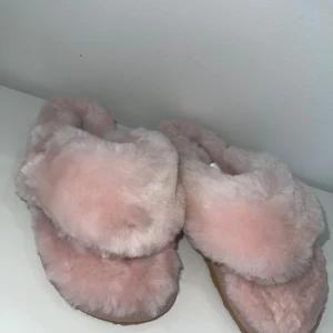 Tofflor i fårskinn  - Jätte mysiga tofflor från Axelda i fårskinn. Sula i EVA material. Oanvända