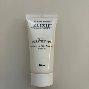 Elixir Cosmeceuticals Niactil 4% - Säljer en tub av Elixir Cosmeceuticals Niactil 4%, en avancerad hudterapi som är parabenfri. Perfekt för att förbättra hudens struktur och ge en jämnare hudton. Tuben är smidig och lätt att ta med sig.