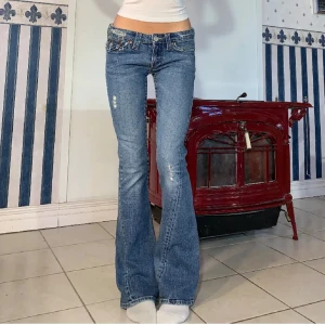 Blå bootcut jeans från True Religion - Säljer mina snygga true religion jeans som jag köpte på Plick men aldrig fått användning av💞(3 första bilderna är från förra säljaren)💞81 cm i midjan 83,5 innerben💞jag är 160 