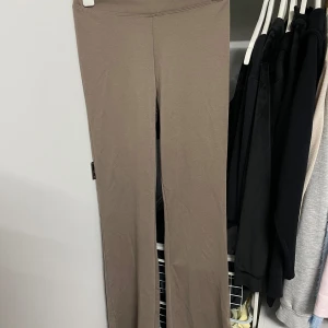 Beige byxor från 157 - Säljer ett par snygga beige byxor från 157 i storlek M. De är i ett mjukt och stretchigt material, perfekt för en avslappnad stil. Byxorna har en rak passform och är superbekväma att ha på sig. Perfekta för både vardag och mysiga hemmakvällar!