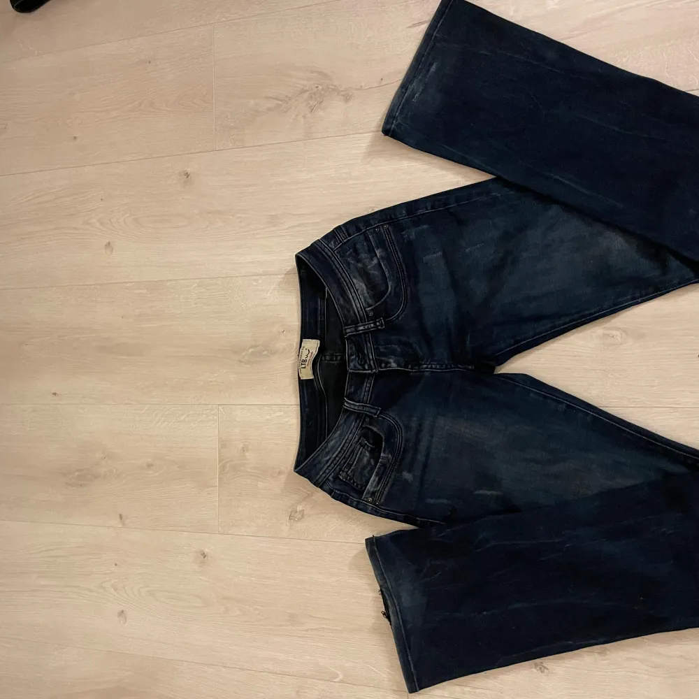 Säljer ett par snygga mörkblå jeans från LTB i bra skick. Det är storlek W25 och L32 men passar W26 då dom är stretchiga. Jeans & Byxor.