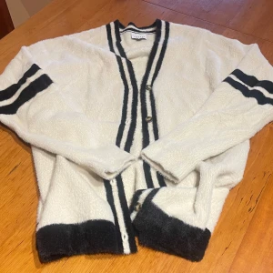 Cremefärgad cardigan - Knappt använd och i väldigt bra skick!