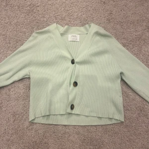 Mintgrön kofta 💚 - Säljer en super fint och oanvänd kofta från Zara. Perfekt nu till hösten & vintern 👒🍵💚