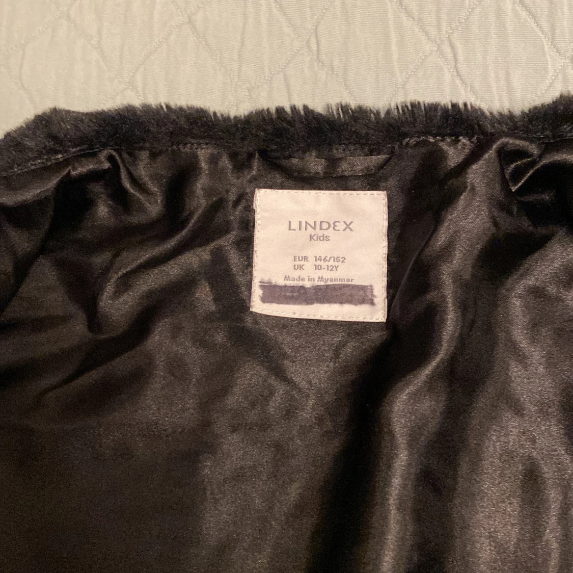 Svart pälsjacka och svart klänning - 90