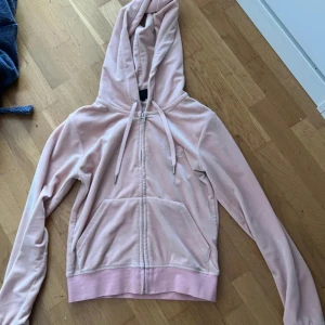  Juicy couture tröja - Säljer min rosa juicy couture tröja i storlek XS❤️tröjan är i bra skick knappt använd, skriv om du undrar något❣️