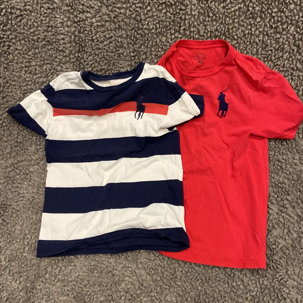 Säljer 5 stycken äkta Ralph Lauren Tröjor för grymt pris! Nypris värde drygt 2 000 kr! Alla tröjor är i bra skick utan skador å defekter! •Storlekar: blå polo sport=M, grå polo sport=M, turkos RL T-shirt=S, Rutig RL T-shirt=S(slim fit) & en Röd RL T-shirt=S. Säljs helst allt i ett eller 150 kr styck. Hör av dig vid frågor eller funderingar. Mvh Oliver:). T-shirts.