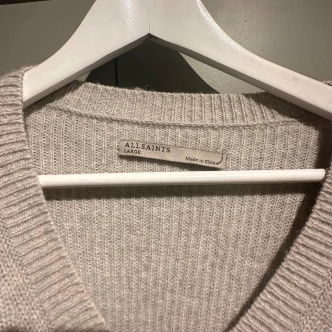 Beige stickad tröja från AllSaints - 91