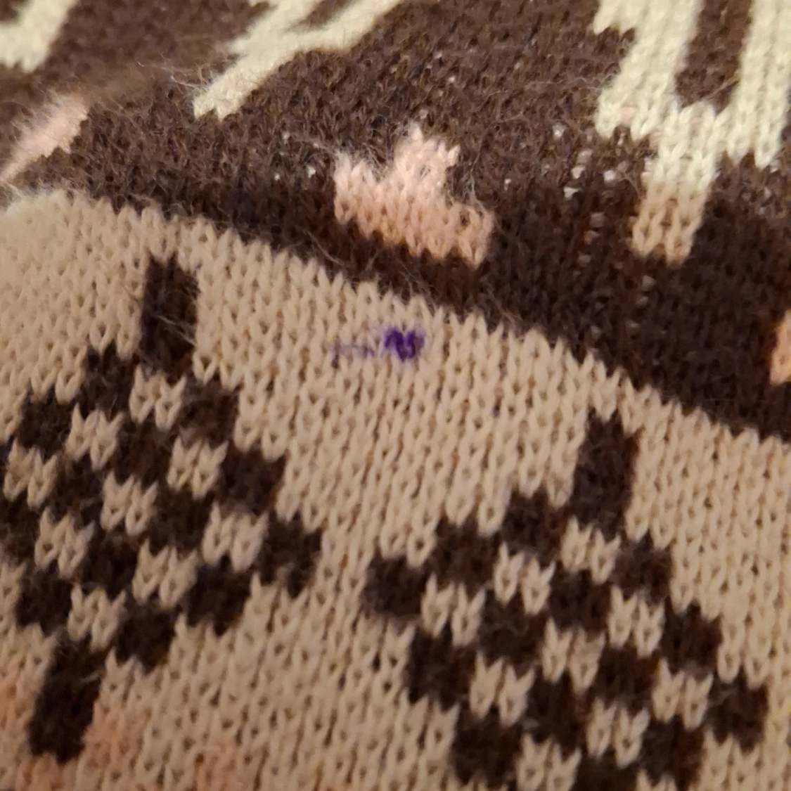 Brun och vit stickad tröja med mönster - 90