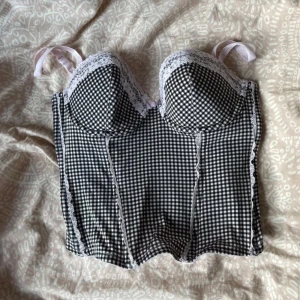 Svartvit rutig korsett - Superfin korsett köpt här på plick. Tyvärr kommer den inte till användning.  Perfekt för en festlig look eller som statement-plagg i garderoben!❤️