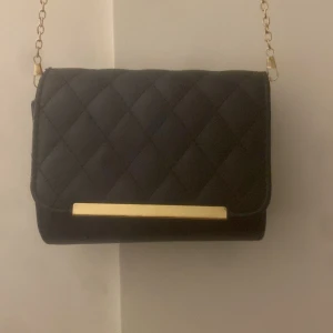 Väska  - En fin svart handväska, nästan oanvänd.