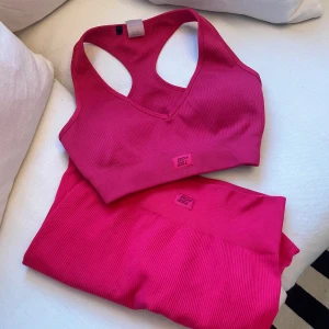 Träningsset  - Träningsset från boo+tee, världens skönaste material och sitter jättebra på!!! Tights i storlek S och överdel i M