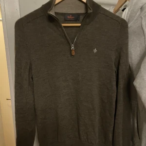 Morris half zip - Säljer en snygg merino half zip från Morris. Perfekt för höst och vinter, både stilren och bekväm. Passar lika bra till vardags som till lite finare tillfällen.
