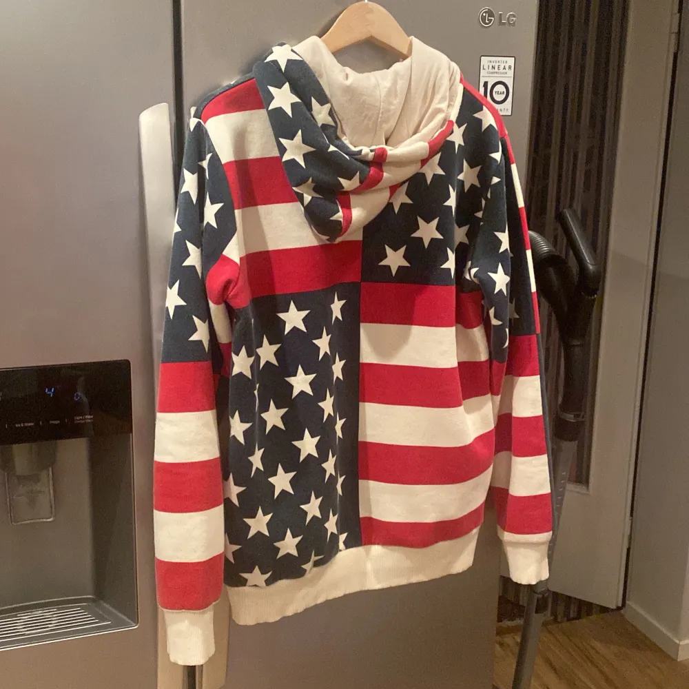 Säljer en svin snygg hoodie från Polo Ralph Lauren i storlek S. Den har ett amerikanskt flaggmönster med stjärnor och ränder i rött, vitt och blått. Perfekt för en avslappnad stil eller festliga tillfällen. Hoodien är i bra skick och superbekväm!. Tröjor & Koftor.