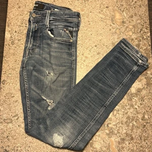 Replay jeans - Säljer ett par replay anbass, de har hål i sig, men det kan ha sin charm också. Bara att höra av dig vid frågor!