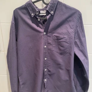 Mörklblå skjorta från Filippa K - Säljer en stilren mörkblå skjorta från Filippa K i storlek xs men passé s. Skjortan är i mycket bra skick. 