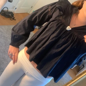 Marinblå blus - Suuuper fin marinblå blus. Från Gina Tricot och i väldigt bra skick. Knappt använd💕😊