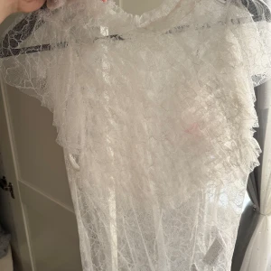  Zara tröja  - Säljer en superfin vit tröja från Zara som inte kommit till användning.  Den har korta ärmar och  vackra spetsdetaljer. Tröjan är i nytt skick och kommer från deras Collection B, Year 2022. Pris kan diskuteras. För mer information skriv i dm 😊