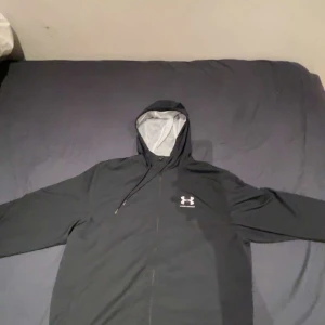 Under armour windbreaker - Windbreaker M passar S. Såklart äkta 