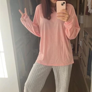 Rosa långärmad tröja - Mysig rosa långärmad tröja i mjukt material. Perfekt för en avslappnad dag hemma eller en chill promenad. Den har en lös passform som gör den superbekväm att bära. Passar perfekt till ett par jeans eller mjukisbyxor. 💖