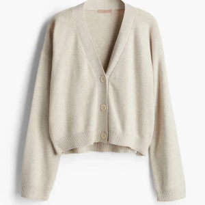 Beige kofta med knappar - Säljer en superfin beige kofta i mycket bra skick, aldrig använt och prislappen är kvar!