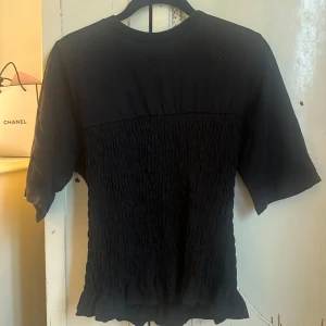 Tshirt med resår - Så snygg tshirt med resår från hm divided! Storlek S