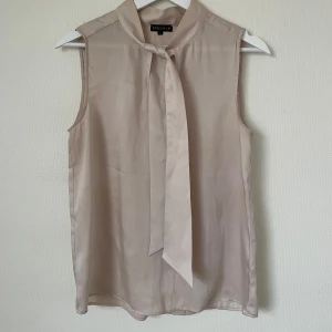 Blus - Fin blus från Stockh lm. Liten fläck, men har inte testat ta bort.