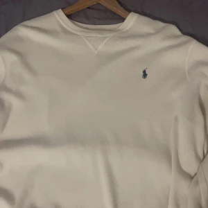 Ralph Lauren tröja  - Jag säljer min Ralph tröja långärmad i storlek L men passar M lika bra färgen är creamwhite ungefär med svart logga, kontakta mig vid intresse! 