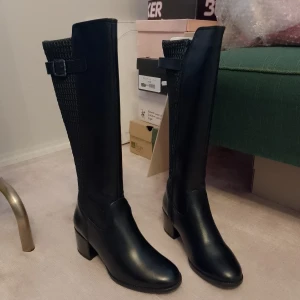 Tamaris leather kneehigh boots - NEW & Unused  leather knee high boots  strech back panel also leather (!!) warm lining on front panel  size 36 heel about 5.5cm  💌 send a message if you have any questions