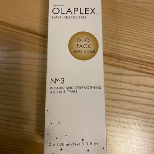 Olaplex Hair Perfector No. 3 Duo Pack med kam - Säljer ett Olaplex Hair Perfector No. 3 Duo Pack som reparerar och stärker alla hårtyper. Innehåller två flaskor à 100 ml och en gratis kam. Perfekt för att återställa skadat hår och bibehålla en hälsosam look. pH-balanserad och enkel att använda.