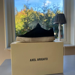 Axel arigato 360 - 6/10 skick ändå slitna men fortfarande bra användning till framtiden