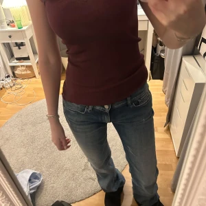 Vinrött spetslinne  - Storlek L men passar mig som vanligtvis bär S, så den är väldigt stretchig. Bra skick, inga skador.💗