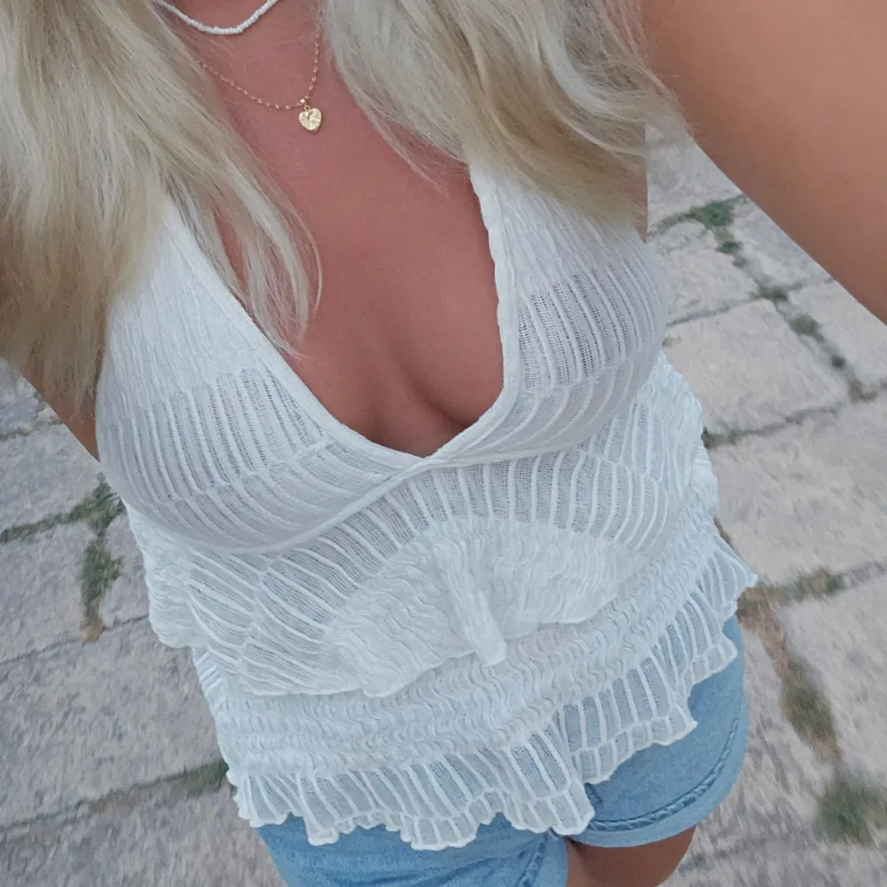 Säljer en superfin vit volangtopp från pull & bear. Perfekt för fest! Använd fåtal gånger och i mycket fint skick!. Yläosat.