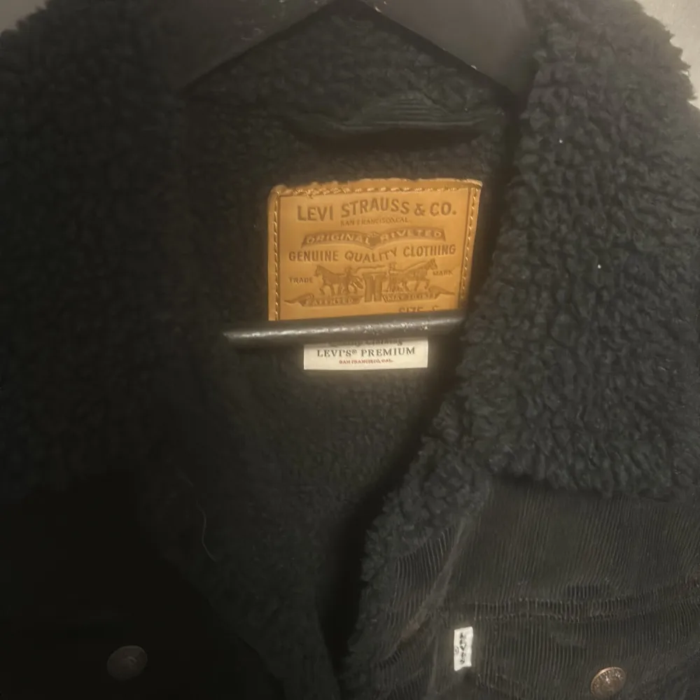 En varm och skön jacka från Levis som har blivit använd fåtal gånger, inprincip nyskick. Takit.