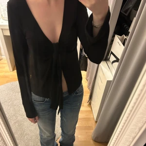 Topp med knytning  - Knappt använd så i jättebra skick. Passar s/xs.