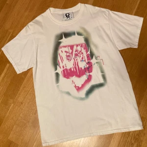 bladee idol tee - bladee idol tee från 2020. inte använd av mig men köpt begnagnad här på plick och har tyvärr lite noppor, dock mest nere bak och inget jättesynligt. bra skick annars. passar m tts.