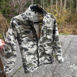 Zadig Camo Jacka - Camo jacka från zadig som e nästan sprillans. Skick 9/10 använd 4-5 gånger. Storlek S sitter mindre. Nypris runt 3600. Hör av er vid frågor eller funderingar ✌️