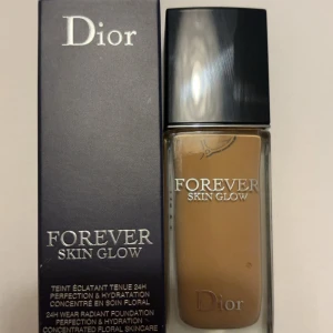 Dior Forever Skin Glow Foundation - Säljer en Dior Forever Skin Glow foundation i nyansen 4WO (Warm Olive Glow). Den ger en strålande finish och håller i 24 timmar. Perfekt för en jämn och återfuktad look hela dagen. Flaskan är elegant med en svart kork och glasflaska. Helt OANVÄND, helt NY!