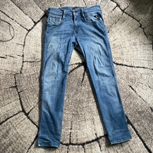 Replay Anbass - Säljer dessa Replay jeans i modellen anbass. Det är storlek W30L30 och jeansen är i överlag väldigt bra skick. Tveka inte att skriva vid minsta lilla fundering!