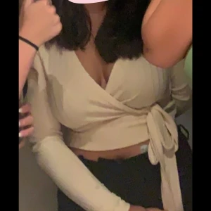 Beige ribbad omlottopp från NA-KD - Säljer en superfin beige ribbad omlottopp från NA-KD. Den är i storlek M, har använd den enstaka gånger och är hur fin som helst!