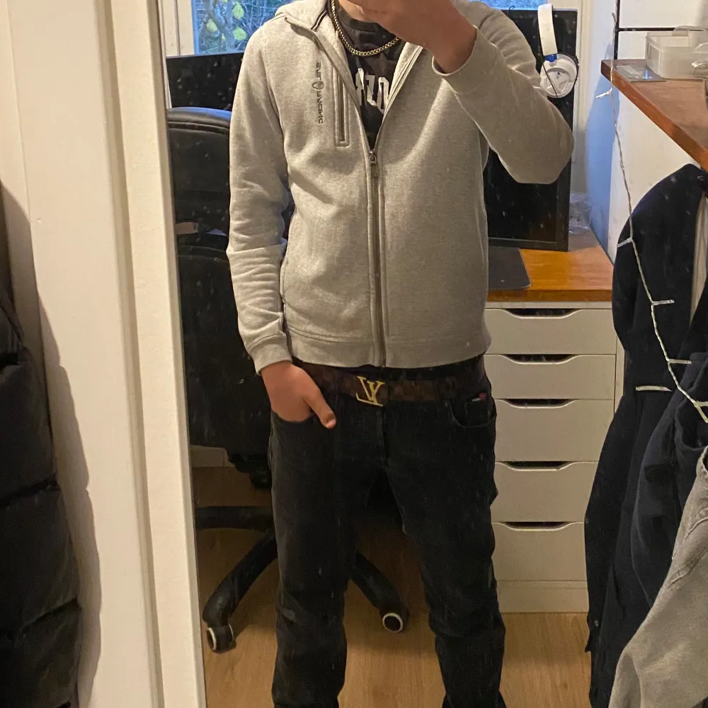 Säljer en snygg och bekväm grå hoodie från Sailracing.  Modellen på bilden är 172cm lång. Perfekt för både vardag och träning. Den är i mycket bra skick och passar perfekt till höst och vår.. Tröjor & Koftor.