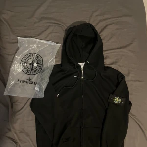 Svart hoodie från Stone Island - Säljer en svart hoodie från Stone Island i mycket bra skick eftersom att den var för stor för mig. Skriv om du har några frågor.