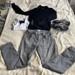 Gråa jeans från Jack and Jones  - Gråa jeans från Jack and Jones i storlek 30/32. Modellen är regular Clark och har bara använts ett par gånger utan några tecken på användning. Pris kan diskuteras och hör gärna av er vid frågor😊