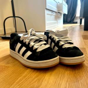 Adidas Campus 00 skor i storlek 36. Bra skick och svarta skosnören medföljer!