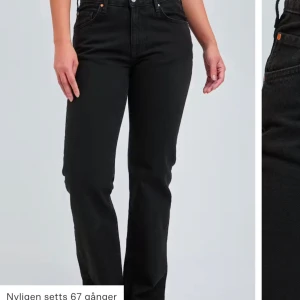 Low waist jeans - Svarta low waist jeans från bikbok. Storlek 27-32. Knappt använda. Bara att skriva om du har fler frågor💕