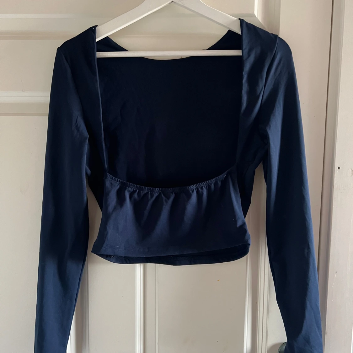 Mörkblå topp som är öppen i ryggen - 90