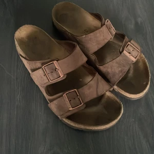 Birkenstocks - Dessa bruna birkenstocks är perfekta för att gå i korta sträckor, väldigt bekväma men inte särskilt varma. Skicket är ungefär 9/10 skulle jag säga på grund av att jag har använt dom ett antal gånger. Kan gå ner i pris vid snabb affär. Hör gärna av er vid frågor🔥