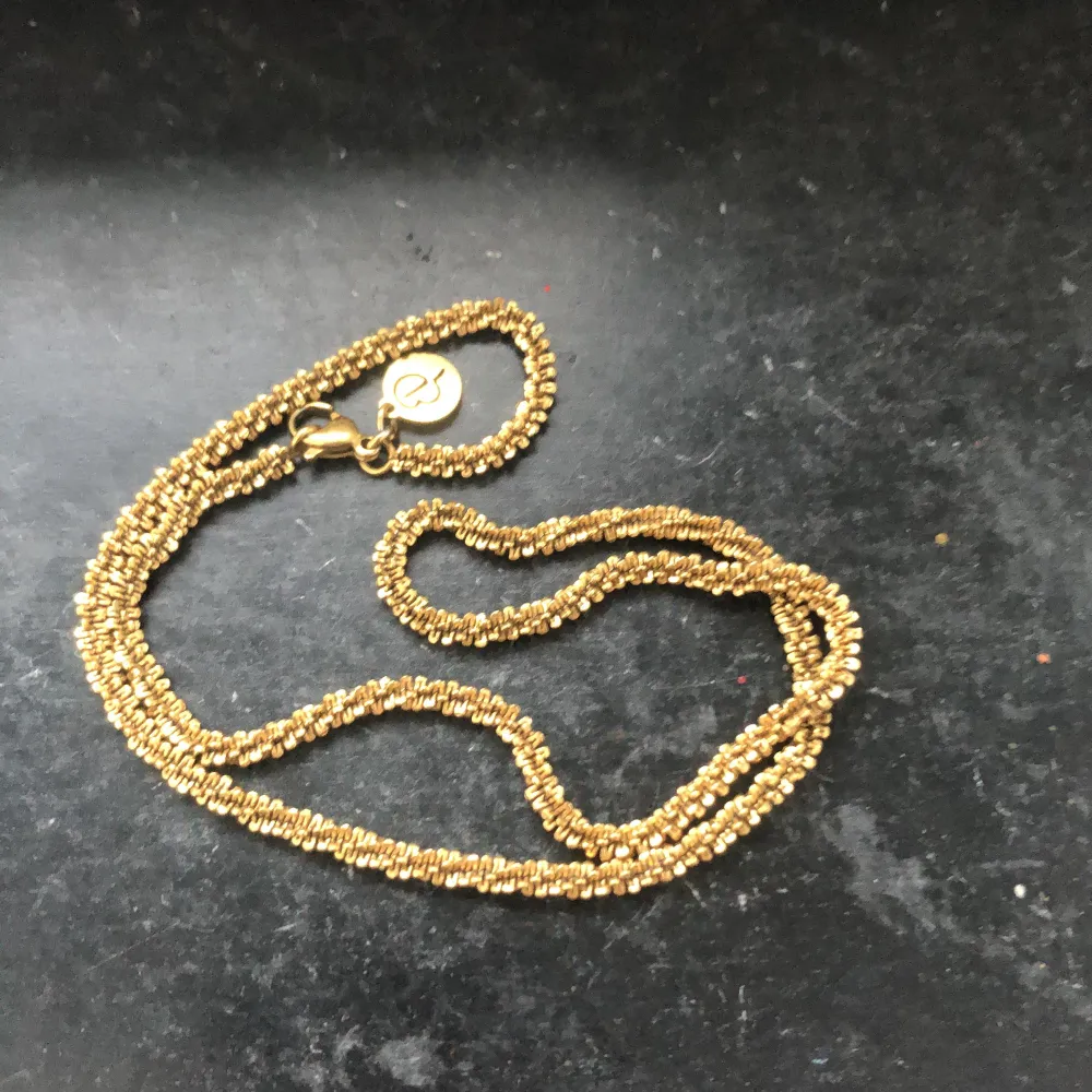 Guld Halsband . Asusteet.
